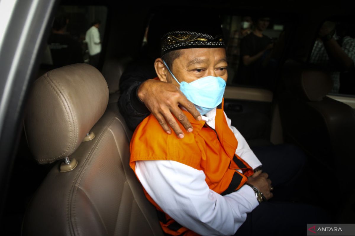 Eks Bupati Sidoarjo Saiful Ilah ditahan KPK terkait kasus dugaan penerimaan gratifikasi