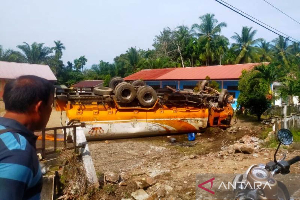Polres Aceh Barat selidiki kasus truk tangki CPO terguling di halaman SD Rimba Langgeeh