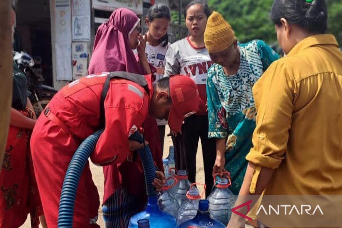PMI Kabupaten Bekasi distribusikan air bersih bagi warga korban banjir