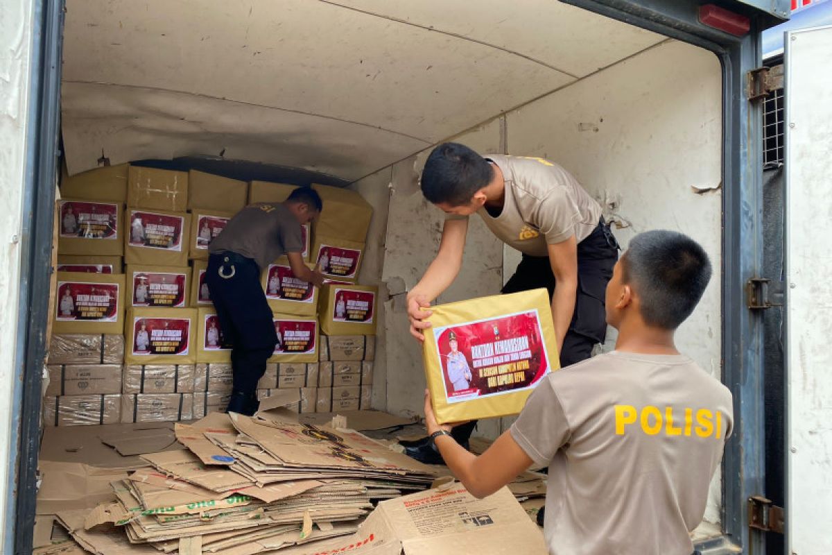 Polda Kepri kirim 600 paket sembako untuk korban longsor Natuna