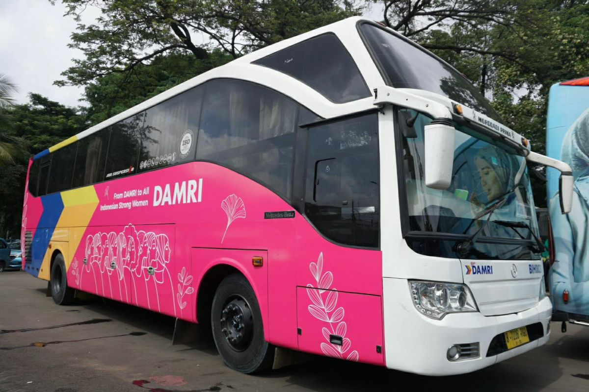 DAMRI operasikan bus pink pada momentum Hari Perempuan Internasional