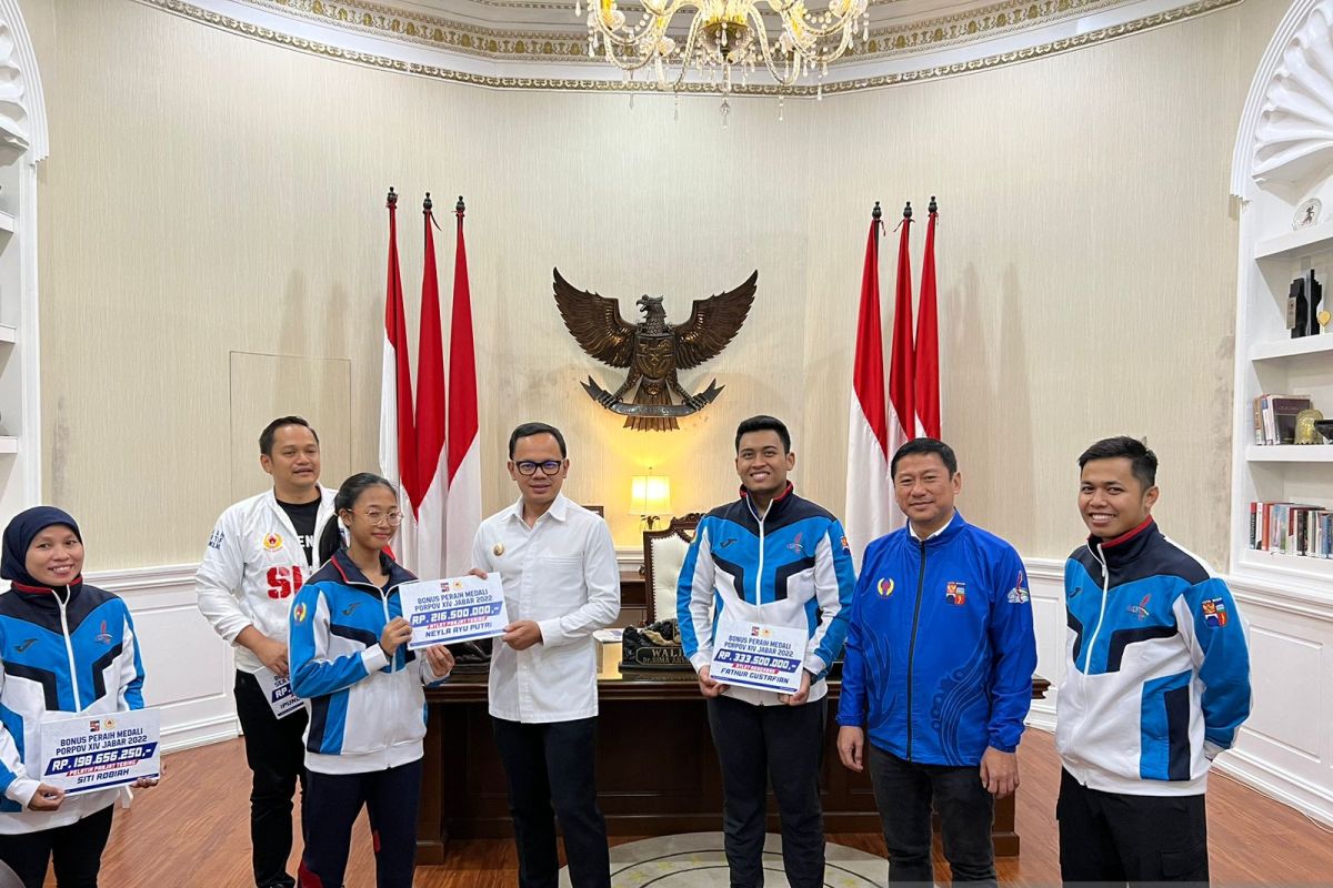 Pemkot Bogor serahkan bonus kepada pelatih dan atlet Porprov