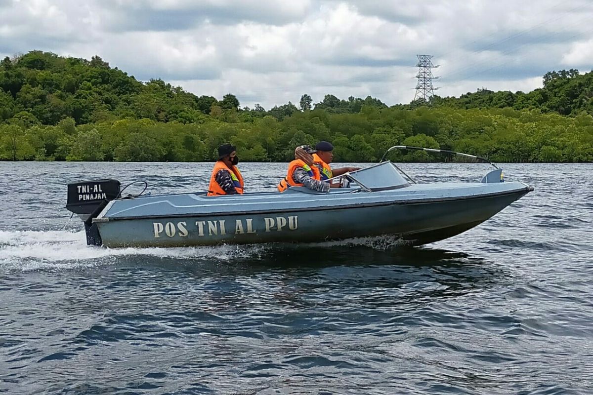 TNI AL  Penajam berikan rasa aman pengangkut material IKN