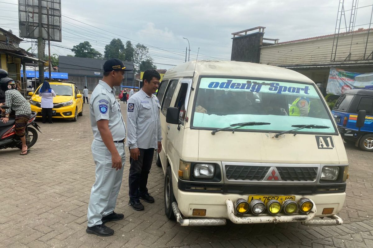 Jasa Raharja Cabang Banten Giat Penertiban Pajak Bersama UPTD Samsat Pandeglang di Terminal Mengger