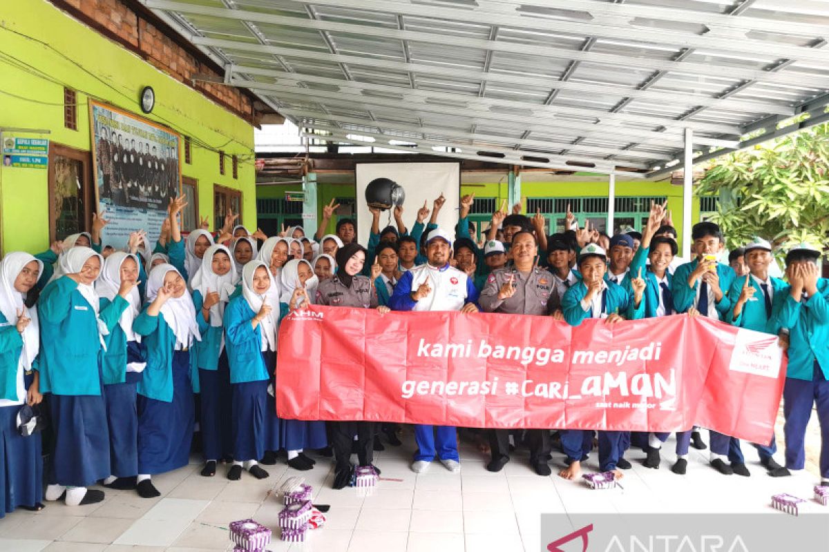 Kampanye cari aman berkendara masuk ke MTs Noor Aini Banjarmasin