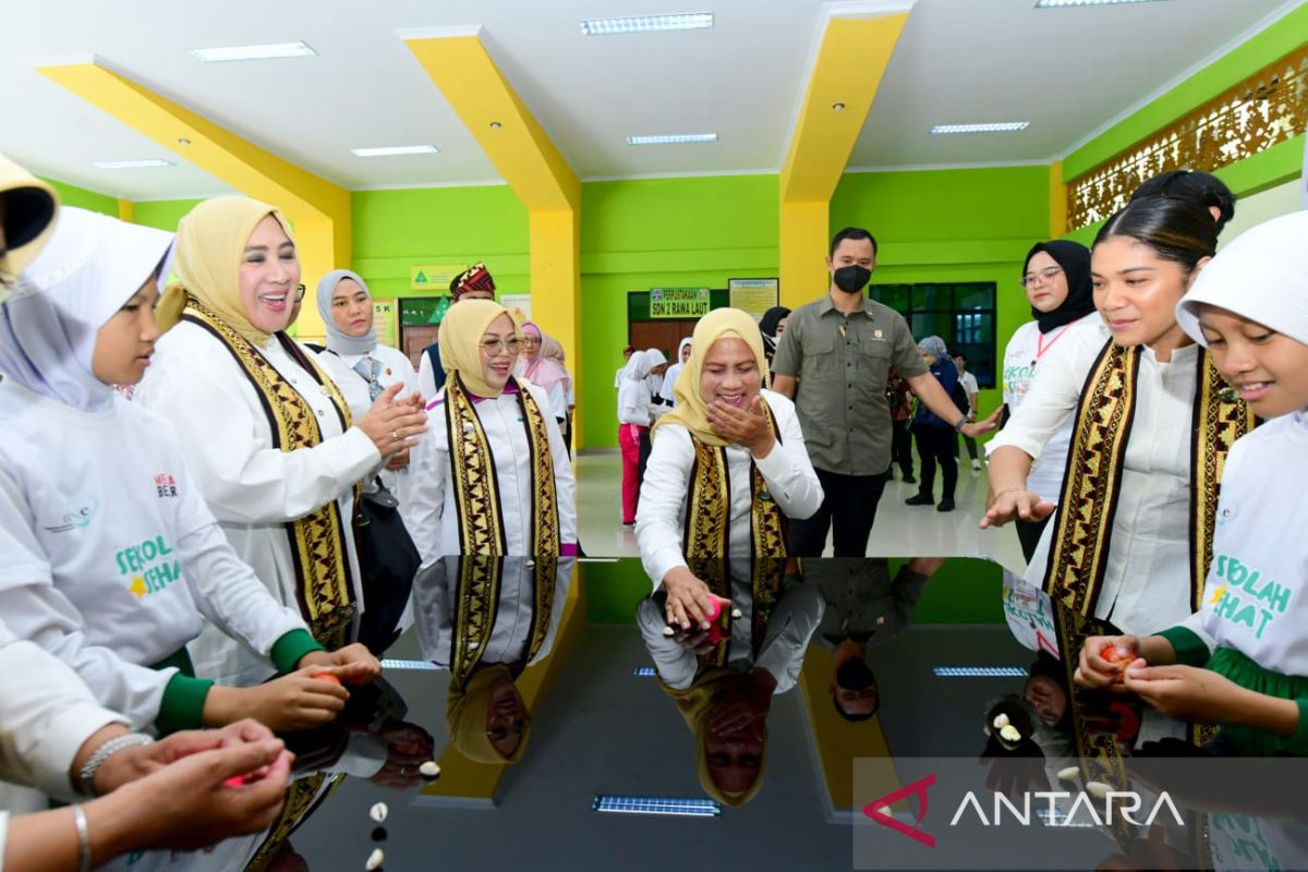 Iriana Jokowi main congklak dan bekel bersama anak-anak di Lampung