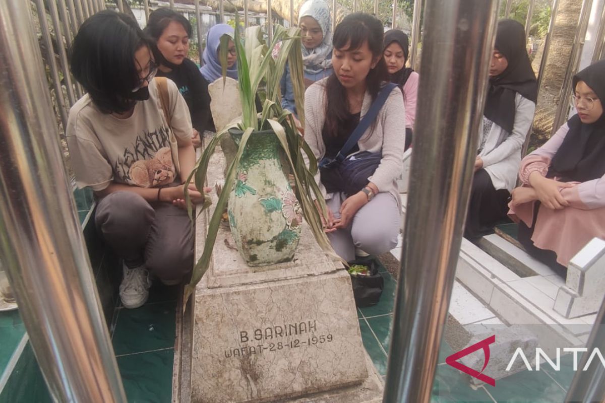 Perempuan Tulungagung ziarah makam Sarinah di Hari Perempuan se-Dunia