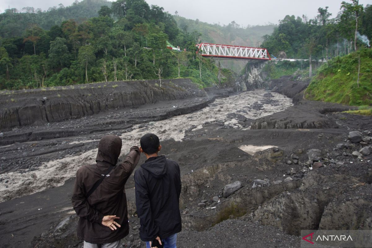 Dua kali getaran banjir lahar dingin terjadi di Gunung Semeru