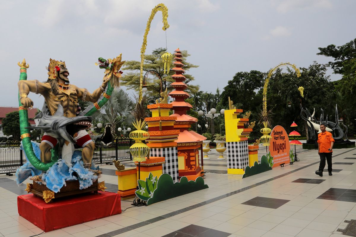 Ornamen peringatan Nyepi terpasang di beberapa kawasan Surabaya