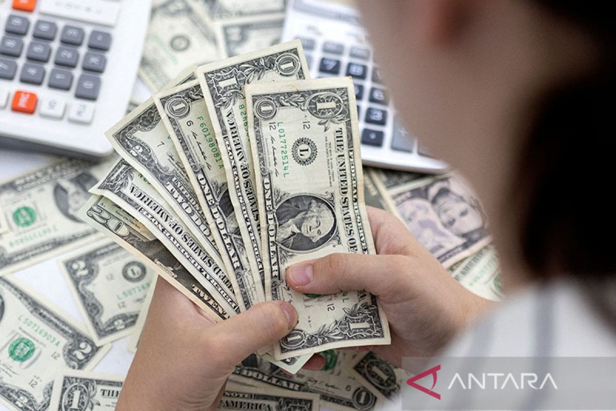 Dolar turun di Asia, pedagang pertimbangkan prospek suku bunga Fed