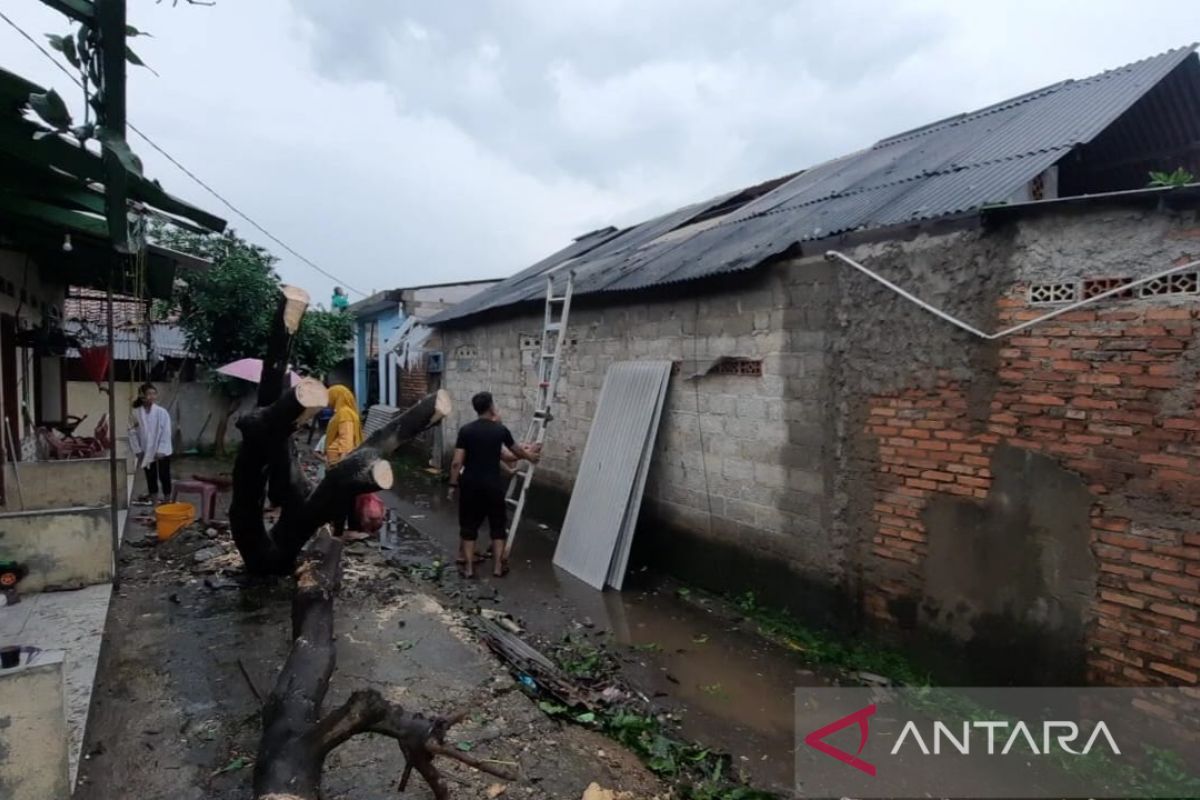 Pemkab Bekasi perbaiki ratusan rumah rusak akibat bencana
