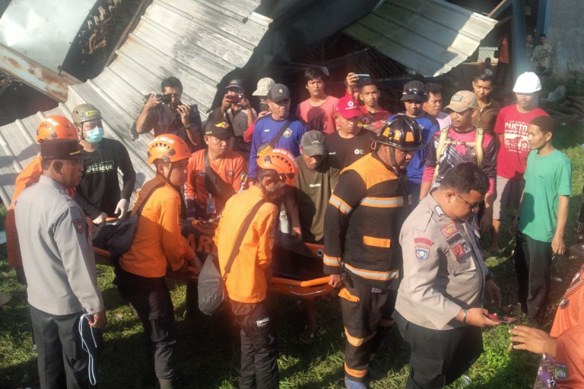 Satu karyawan PT KJW meninggal, tujuh luka-luka tertimpa ambruk gudang karet