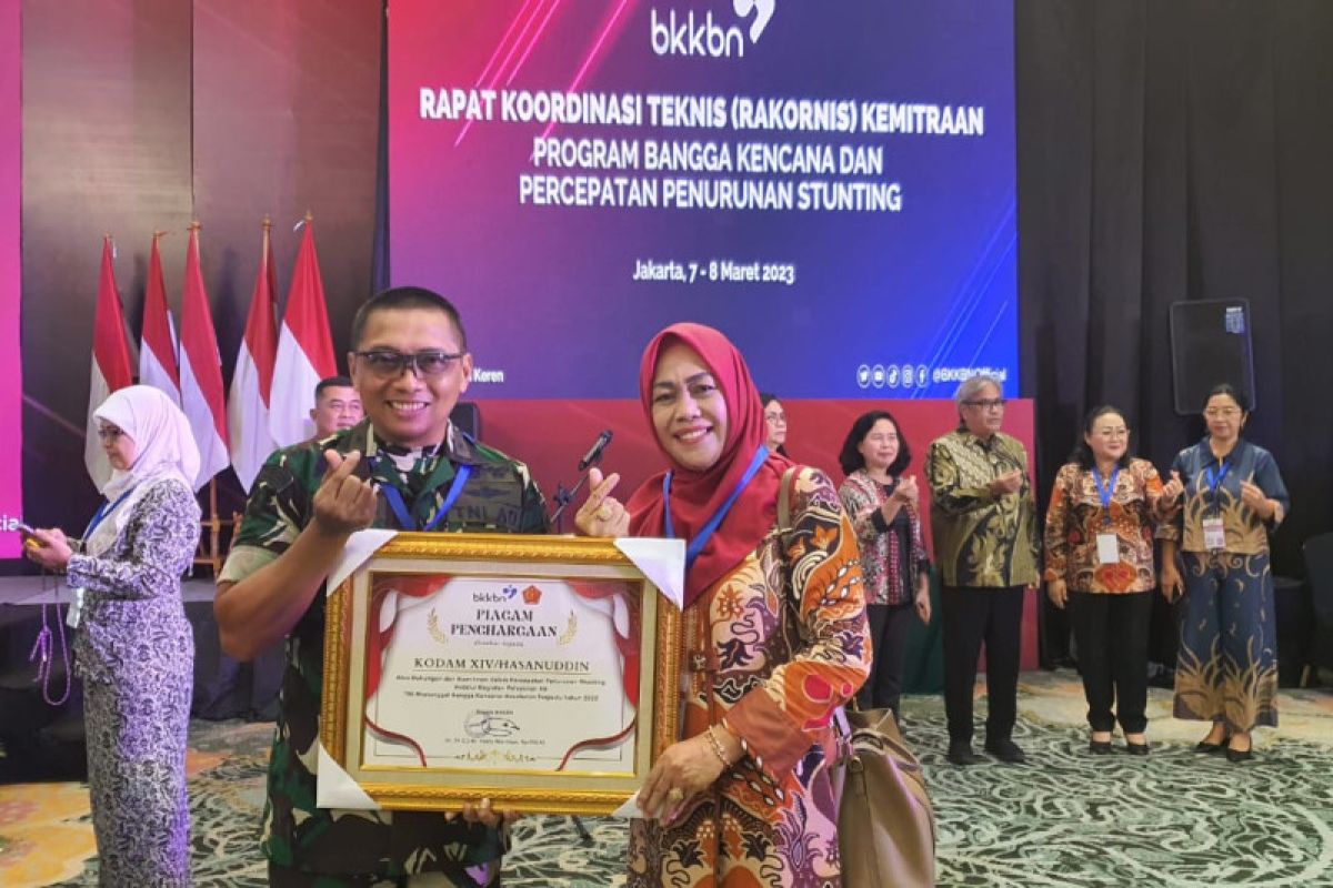 Kodam XIV Hasanuddin menerima penghargaan dari BKKBN
