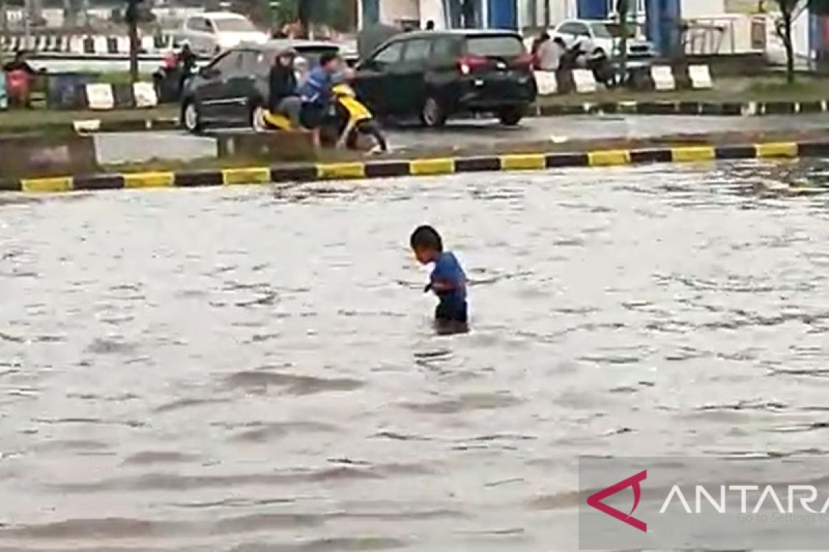 Dua jam diguyur hujan deras sejumlah titik di Kota Sukabumi banjir dan longsor