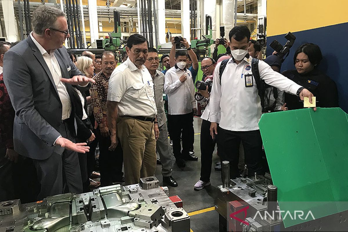 Menko Luhut ungkap manfaat investasi daur ulang sampah plastik