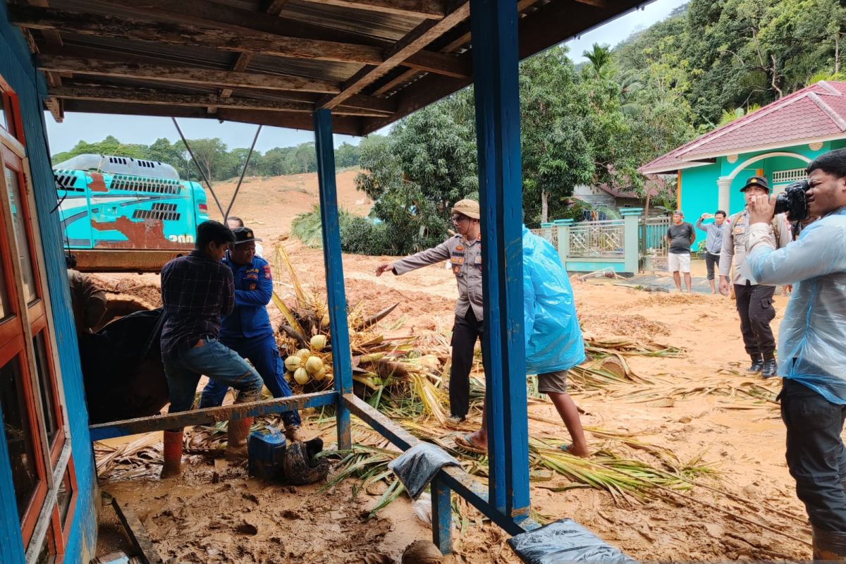 Satu anggota pantarlih meninggal dunia tertimbun tanah longsor Serasan