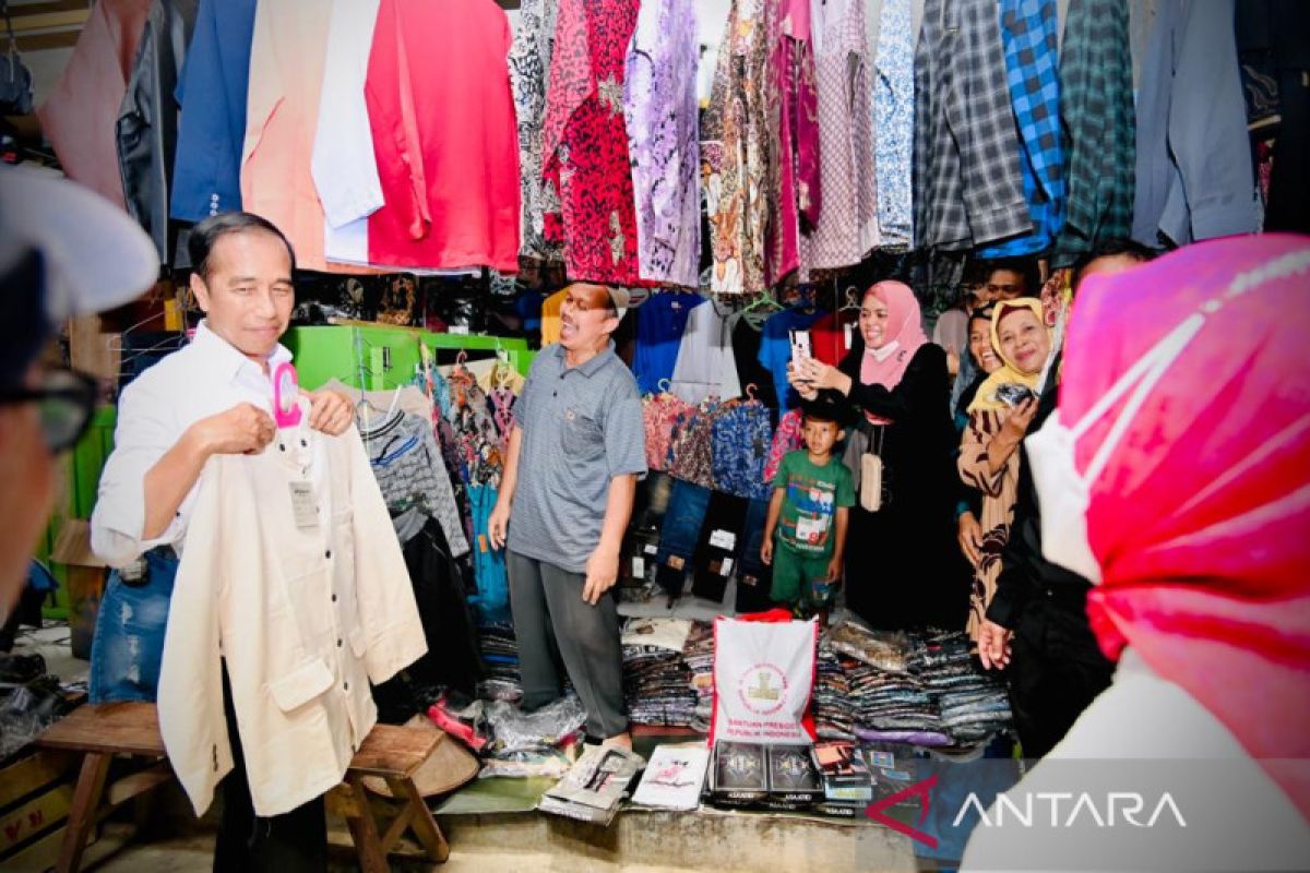 Presiden Jokowi bersama Menhan belanja baju koko-peci di pasar Kebumen