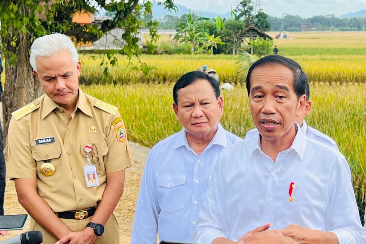 Presiden Jokowi bagikan bansos hingga sertifikat tanah di Blora