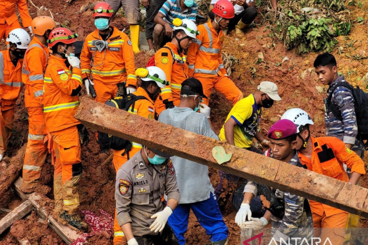 Basarnas Natuna evakuasi 30 jasad korban tanah longsor di Serasan