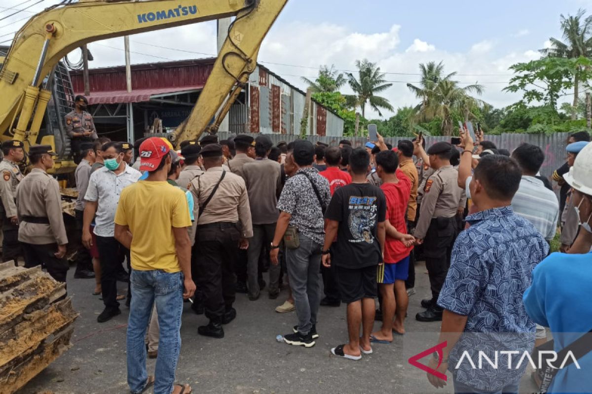 Sempat bentrok, ratusan warga tolak eksekusi lahan di Pekanbaru