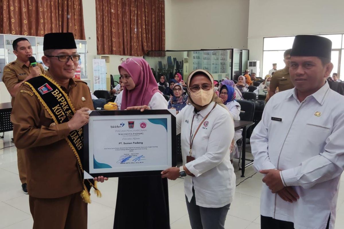 Kampanye pencegahan stunting, Semen Padang raih penghargaan dari Wali Kota Padang