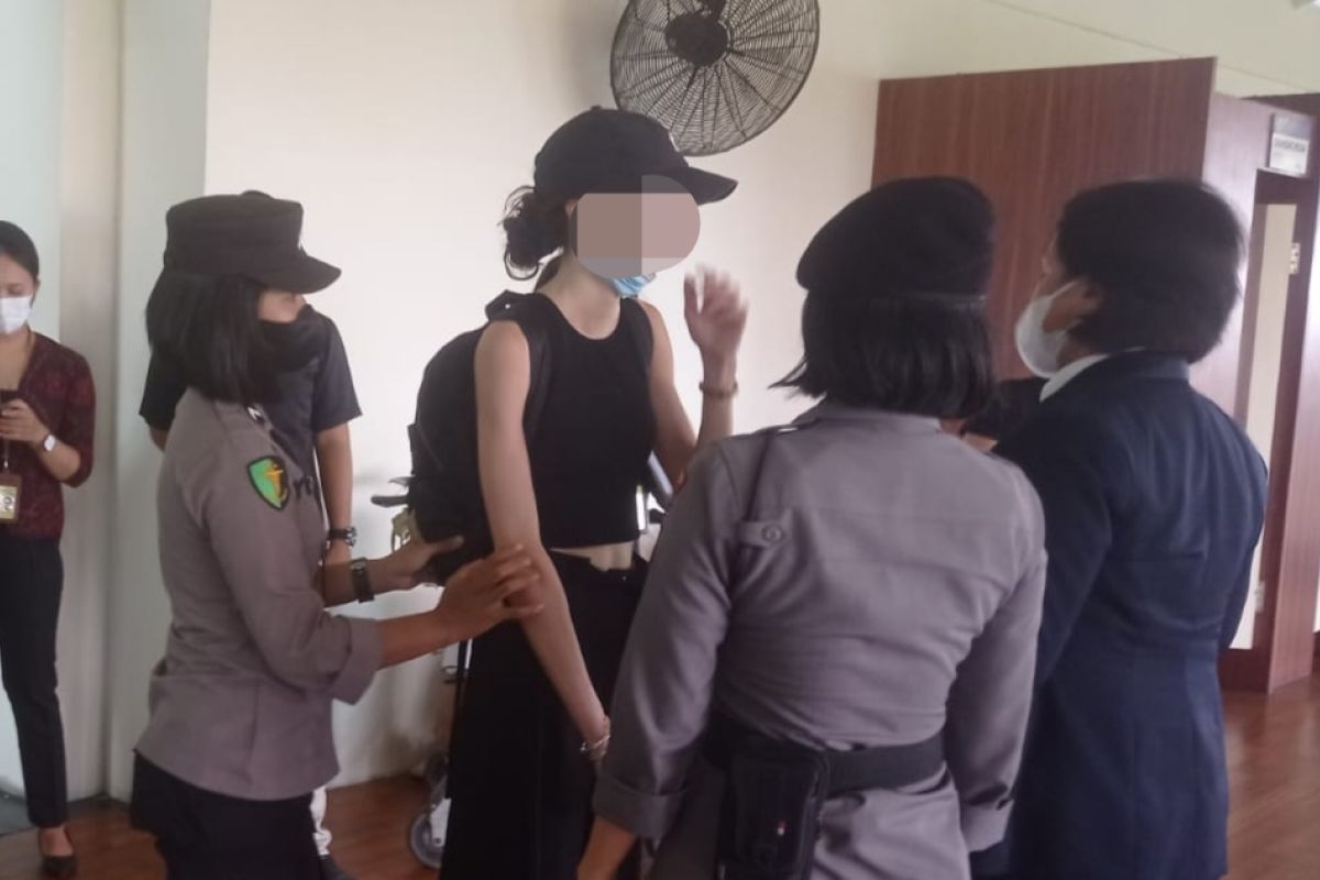 Bule wanita asal Prancis diamankan polisi karena mengamuk di bandara