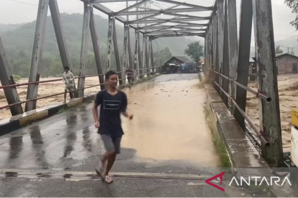 Banjir bandang rendam tiga desa di  Lahat Sumsel