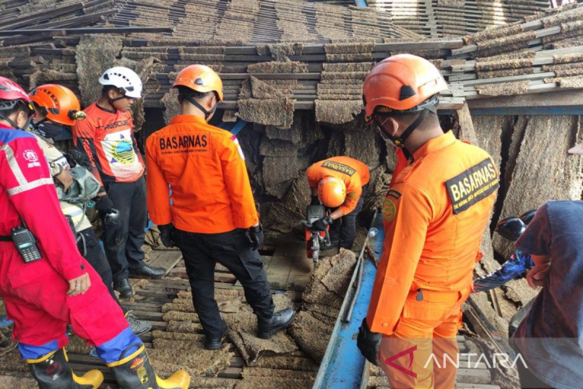 Basarnas evakuasi korban meninggal ambruknya pabrik karet di Bati-Bati
