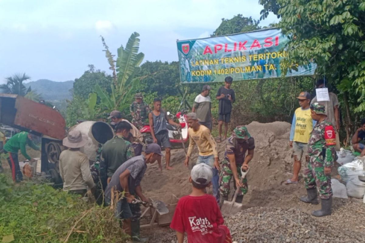 Kodim Polewali Mandar tingkatkan aksesibilitas jalan tani Desa Pasiang