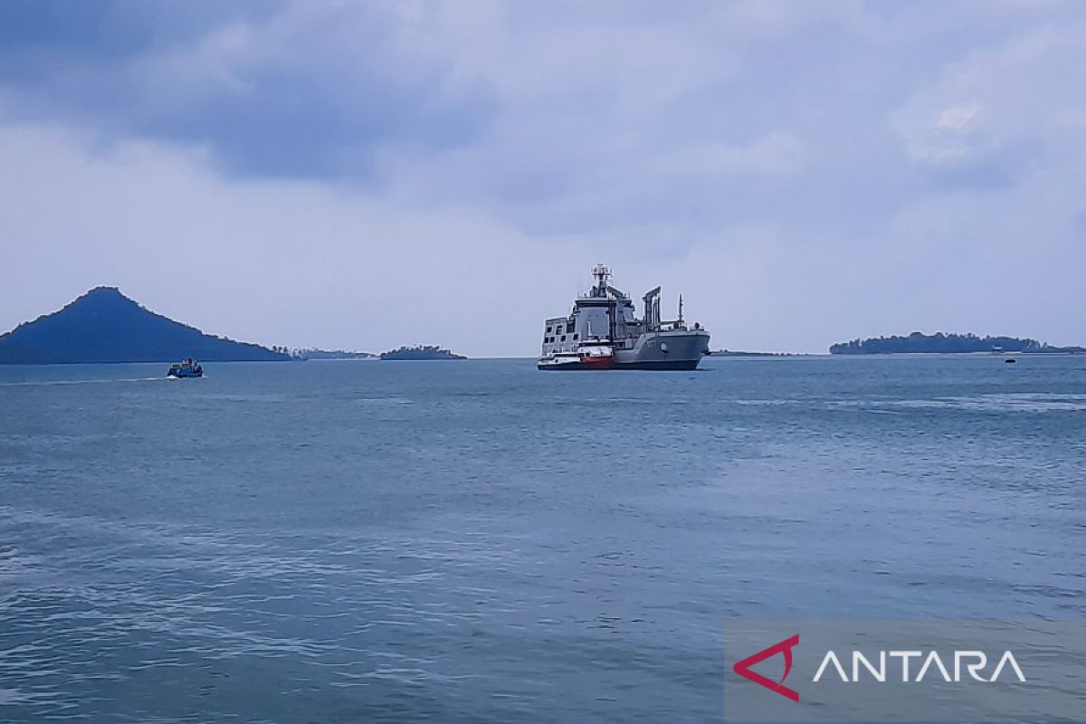 KRI Bontang - 907 bawa bantuan logistik pengungsi tiba di Serasan