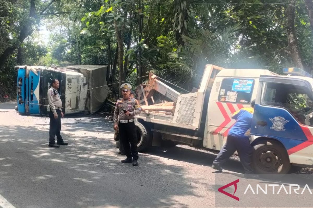 Truk terguling di jalur wisata Warungkiara-Palabuhanratu berhasil dievakuasi