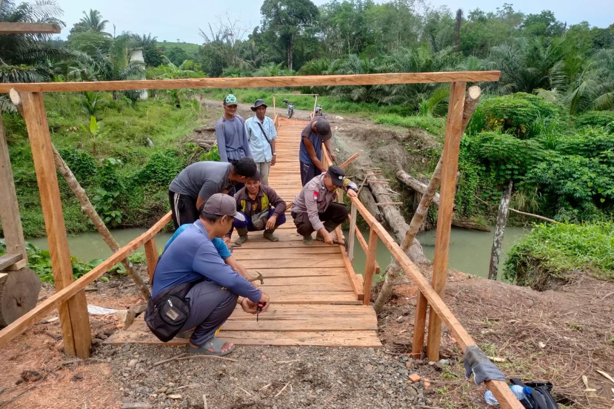 Polsek Batu Engau bersama warga bangun jembatan darurat