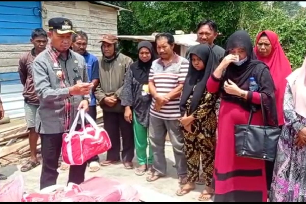 Pj Wali Kota Kendari menyerahkan bantuan korban bencana Hidrometeorologi