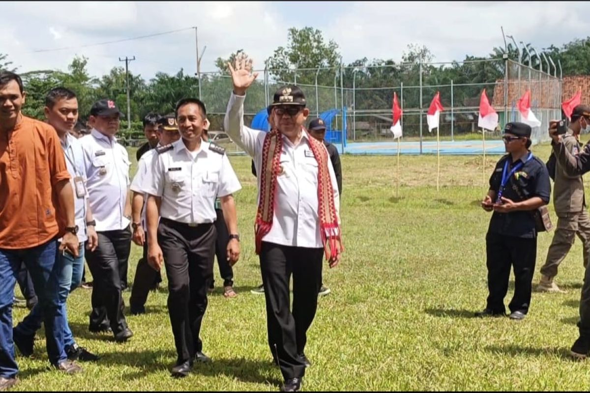 Pj Bupati Mesuji kunker di Simpang Pematang beri bantuan warga