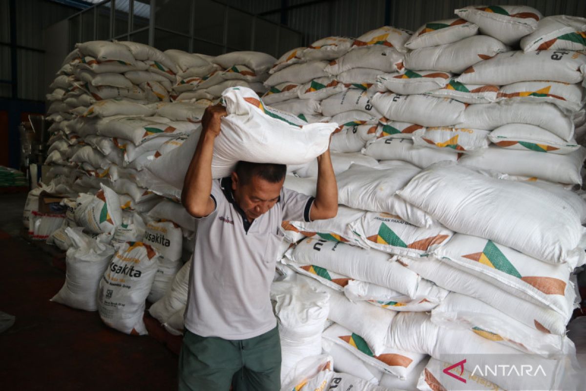 Waduh, stok gula di gudang Bulog Tangerang menipis