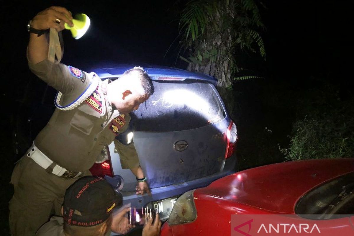 Satpol PP Agam sita belasan botol minuman beralkohol, puluhan artis sawer lari