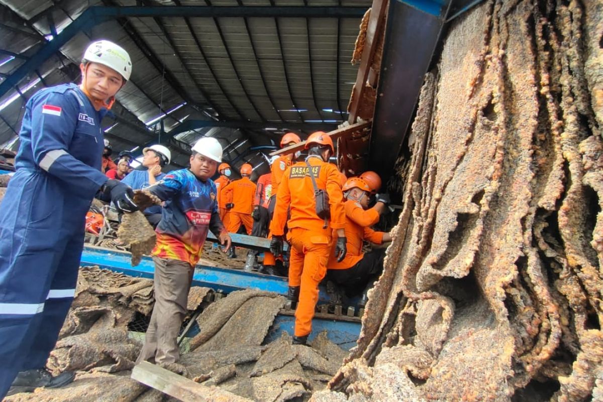 Delapan orang dievakuasi akibat pabrik karet ambruk di Tanah Laut