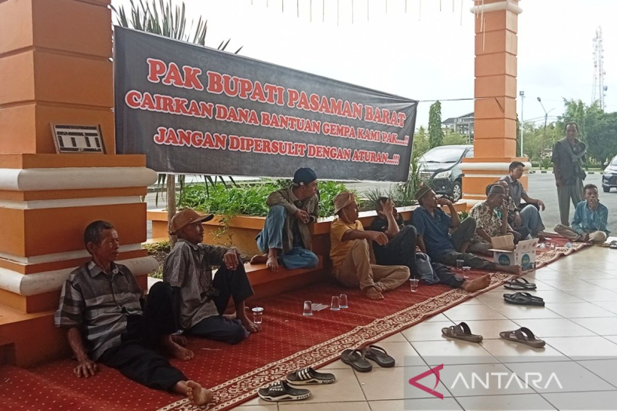 Korban gempa di Pasaman Barat datangi kantor bupati tanyakan bantuan gempa