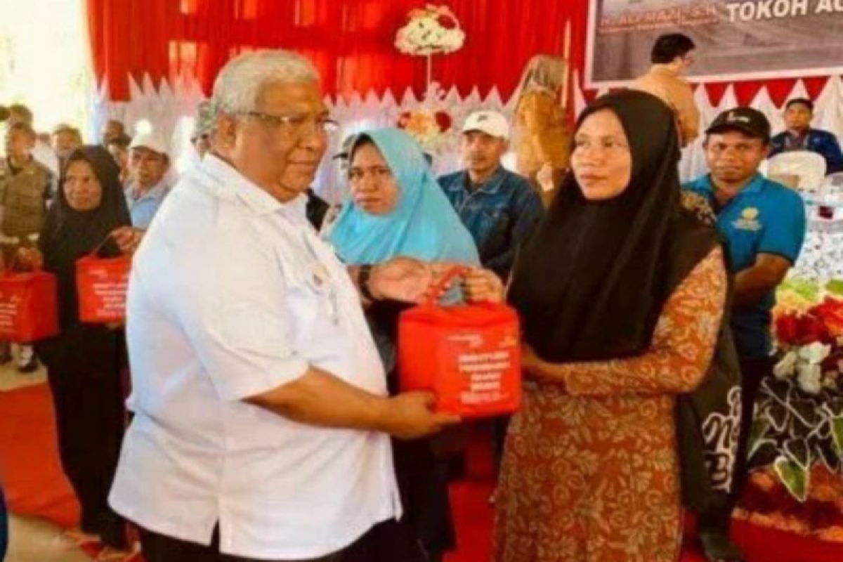 Gubernur Ali Mazi serahkan bantuan bencana di Muna Barat dan Buton Tengah