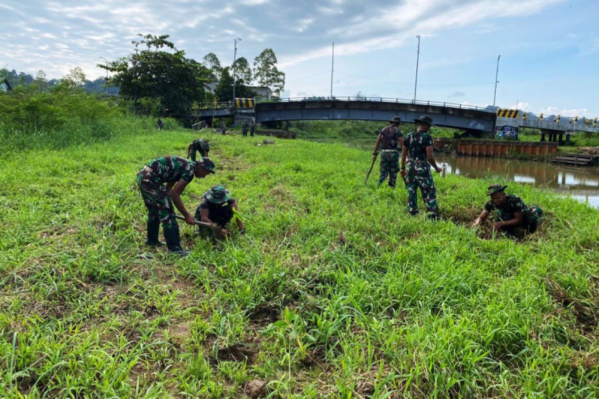 Korem 091/ASN bangun ekosistem sungai dengan pohon bambu