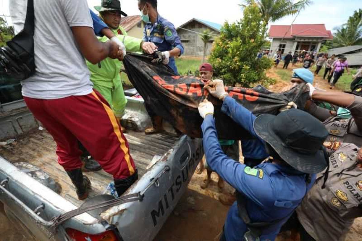 Tim kembali temukan 10 jasad korban longsor di Serasan