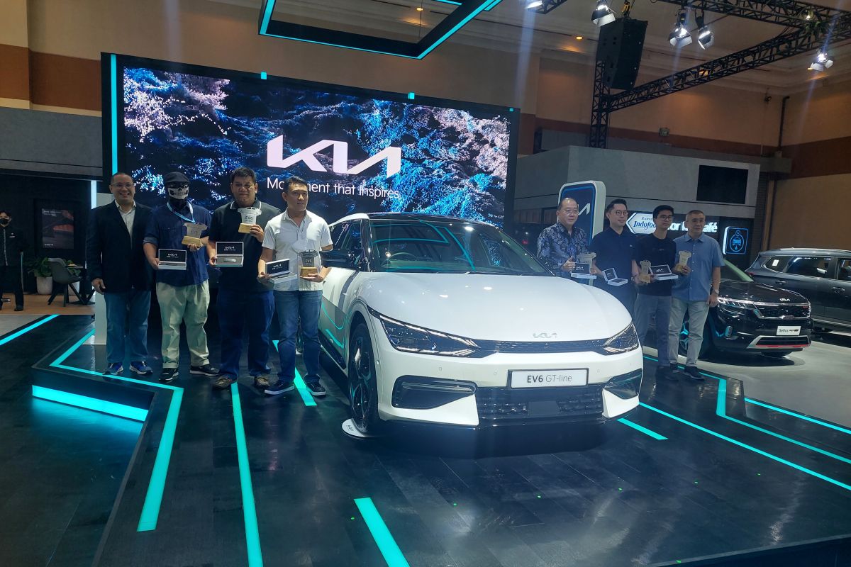 KIA serahkan unit pertama mobil listrik EV6 ke konsumen