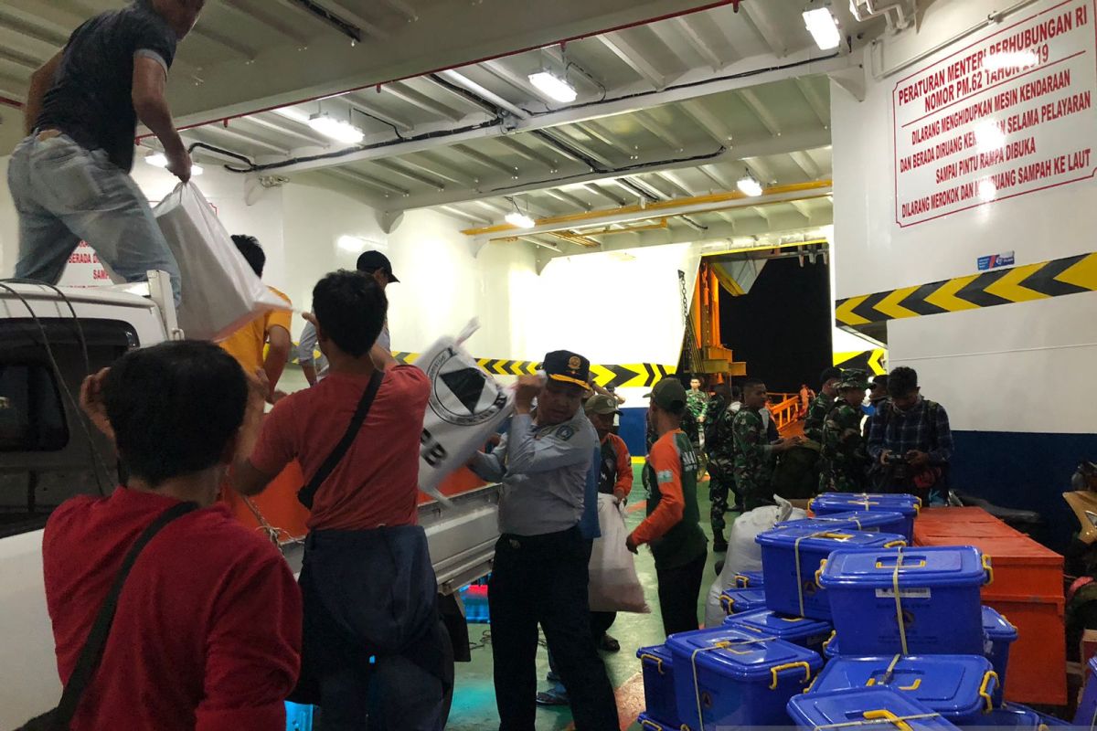 Kapal BN 01 angkut logistik bencana dari Sintete Sambas ke Serasan Natuna