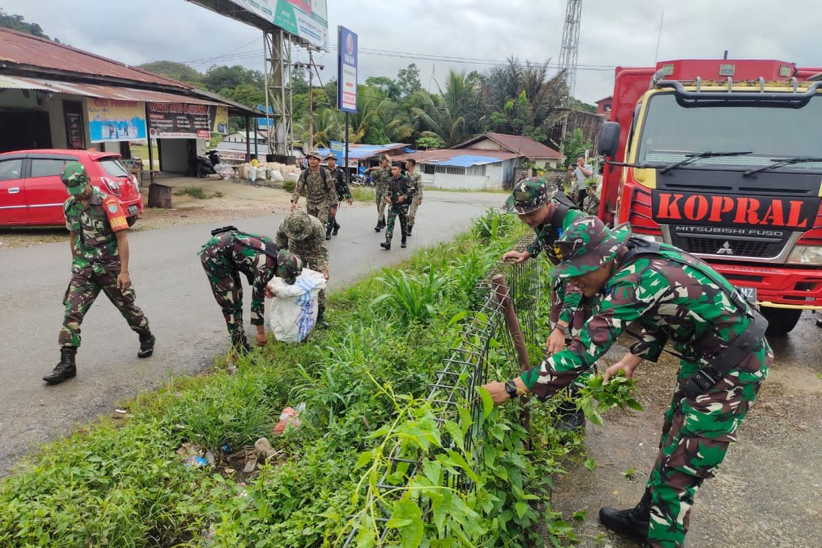 TNI dan TDM karya bakti bersama di batas Indonesia-Malaysia