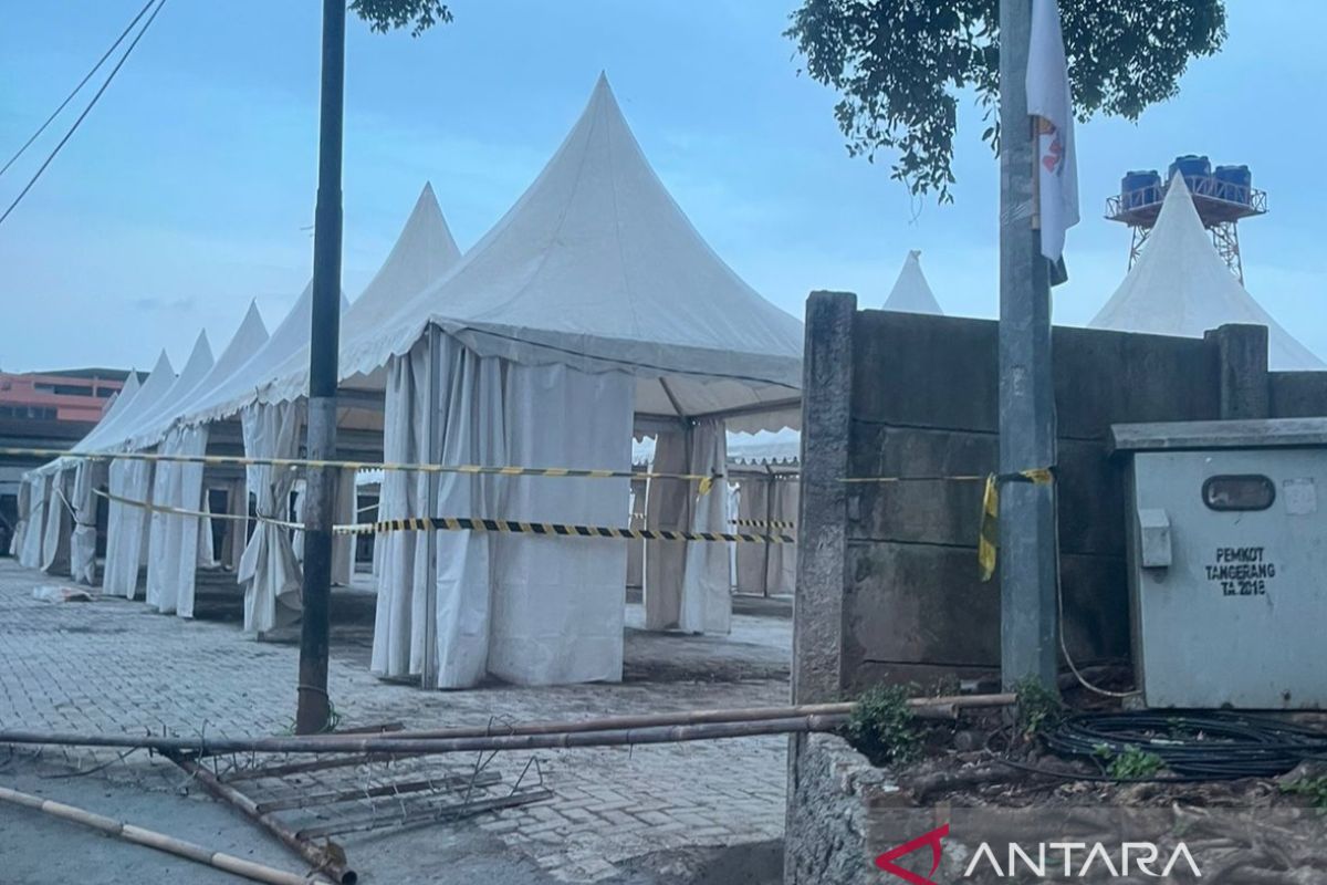 Satpol PP Kota Tangerang segel lahan jadi taman jajan di pasar lama depan pendopo