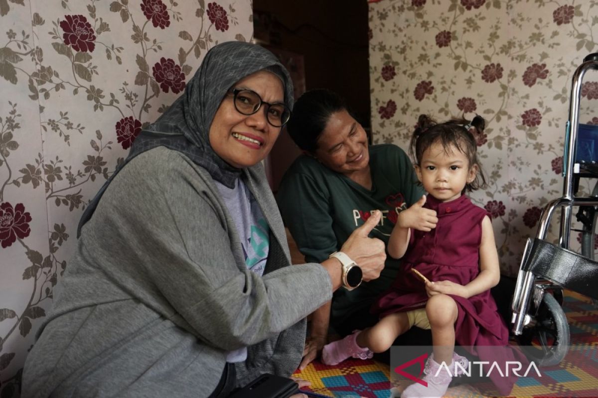 PT Timah Tbk Serahkan Dua Kursi Roda untuk Warga Desa Baru Belitung Timur