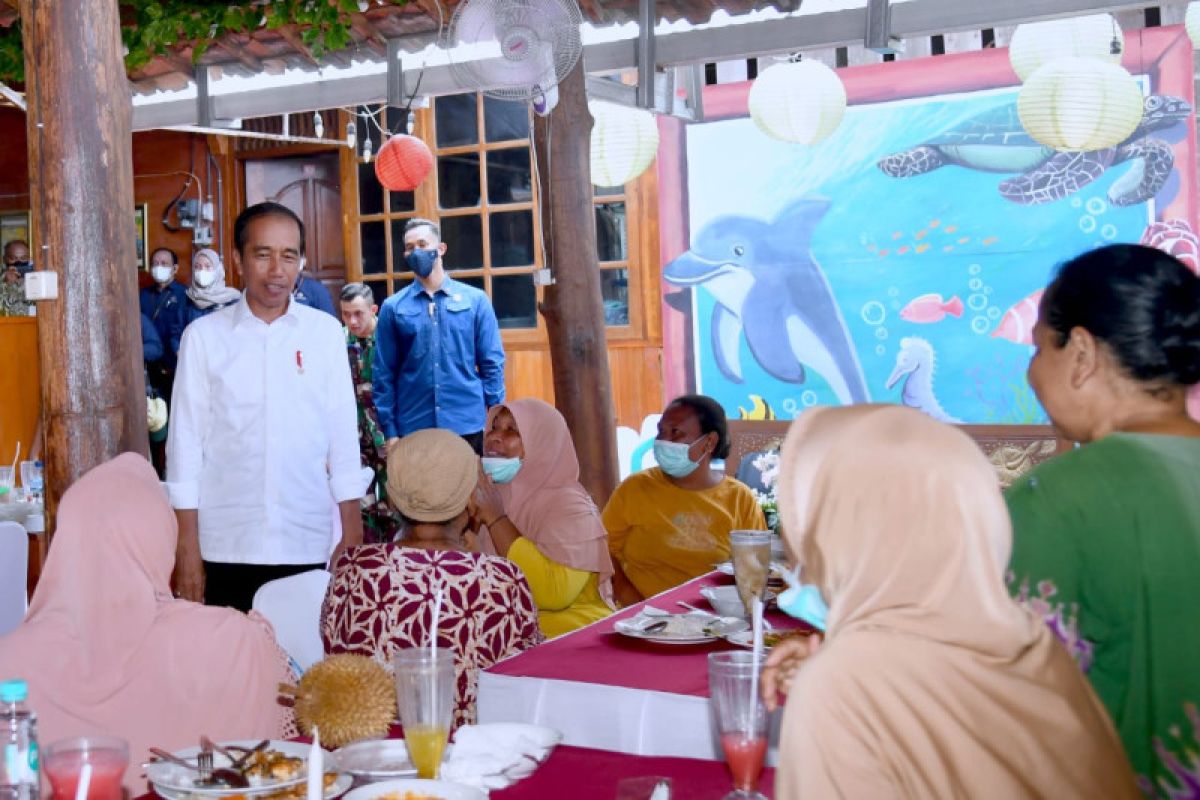Presiden ajak beberapa warga santap siang bersama di restoran