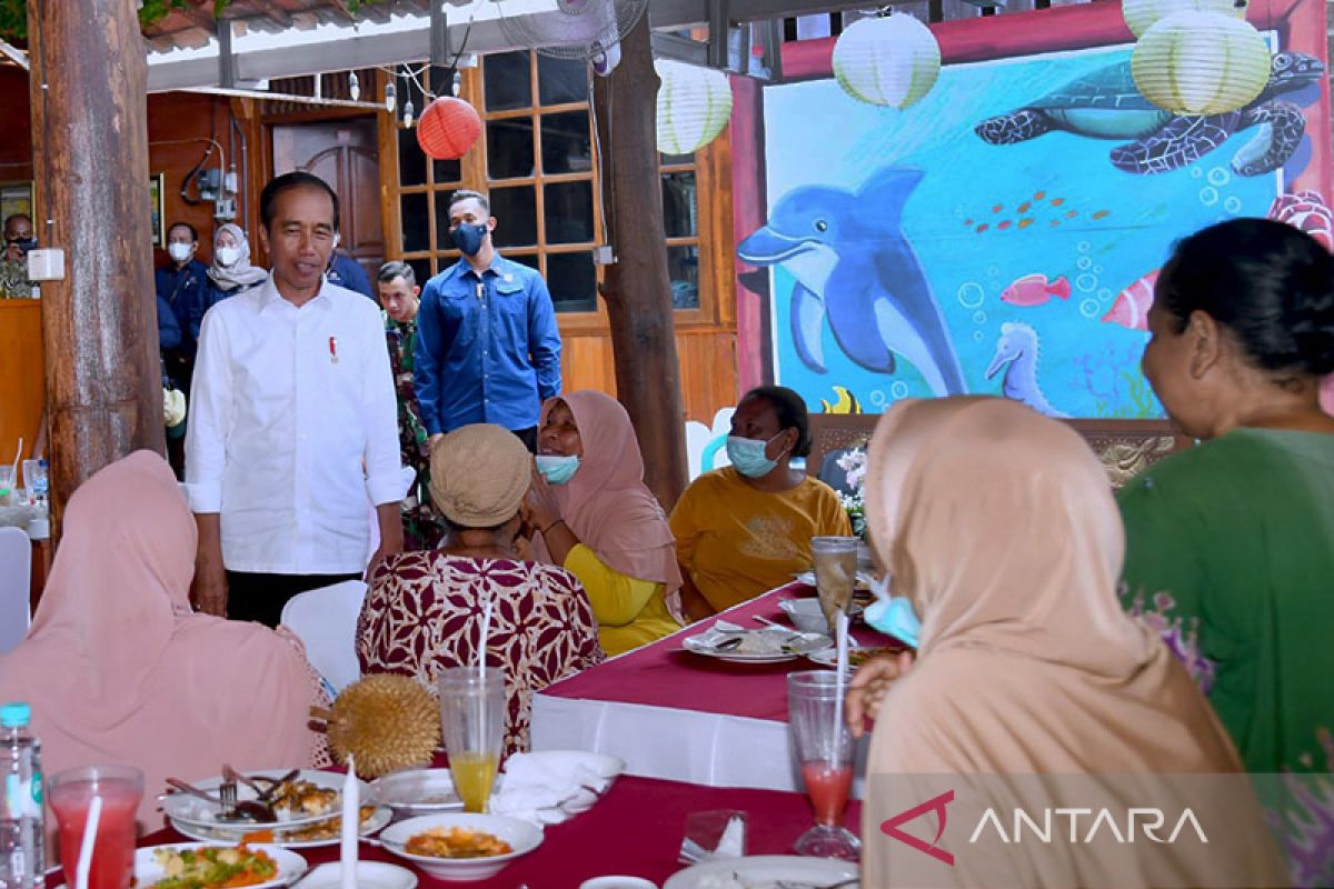 Jokowi ajak beberapa warga santap siang bersama di restoran