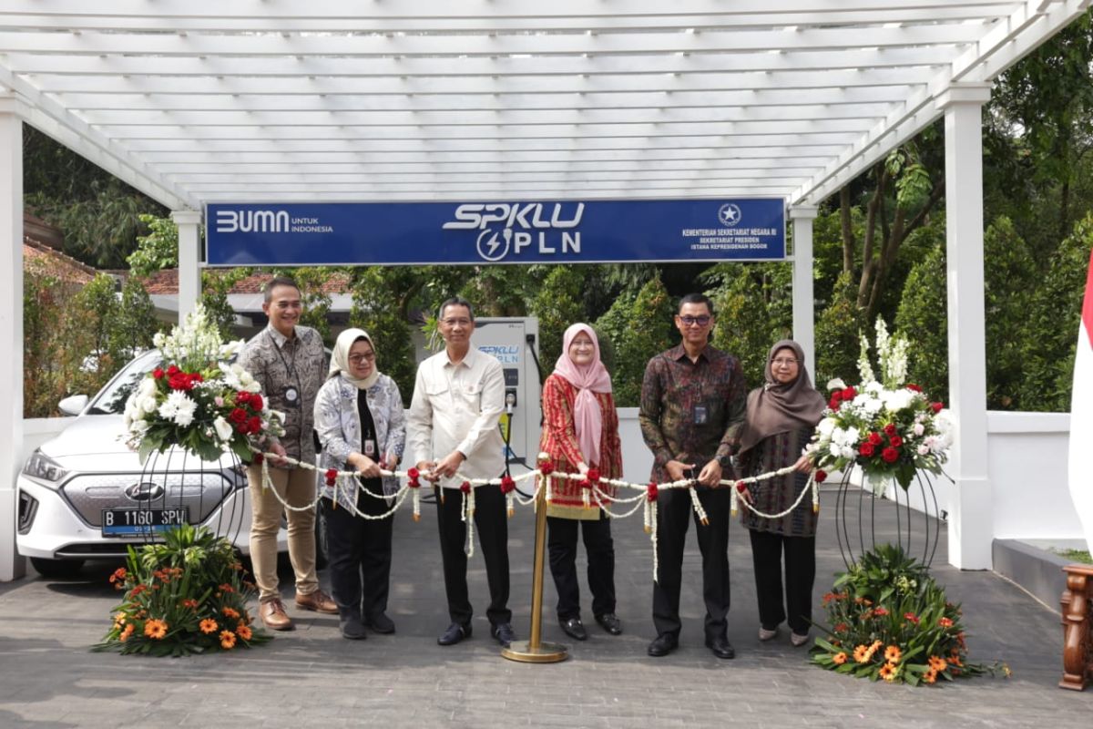 Kepala Sekretariat Presiden Resmikan SPKLU PLN Pertama di Istana Kepresidenan, Dukung Pencapaian NZE 2060