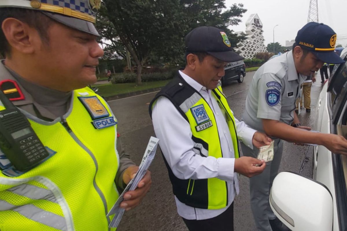 SAMSAT Cikokol Laksanakan Operasi Gabungan, Berikan Himbauan Tentang Taat Pajak Kepada Pengguna Jalan Melalui Leaflet